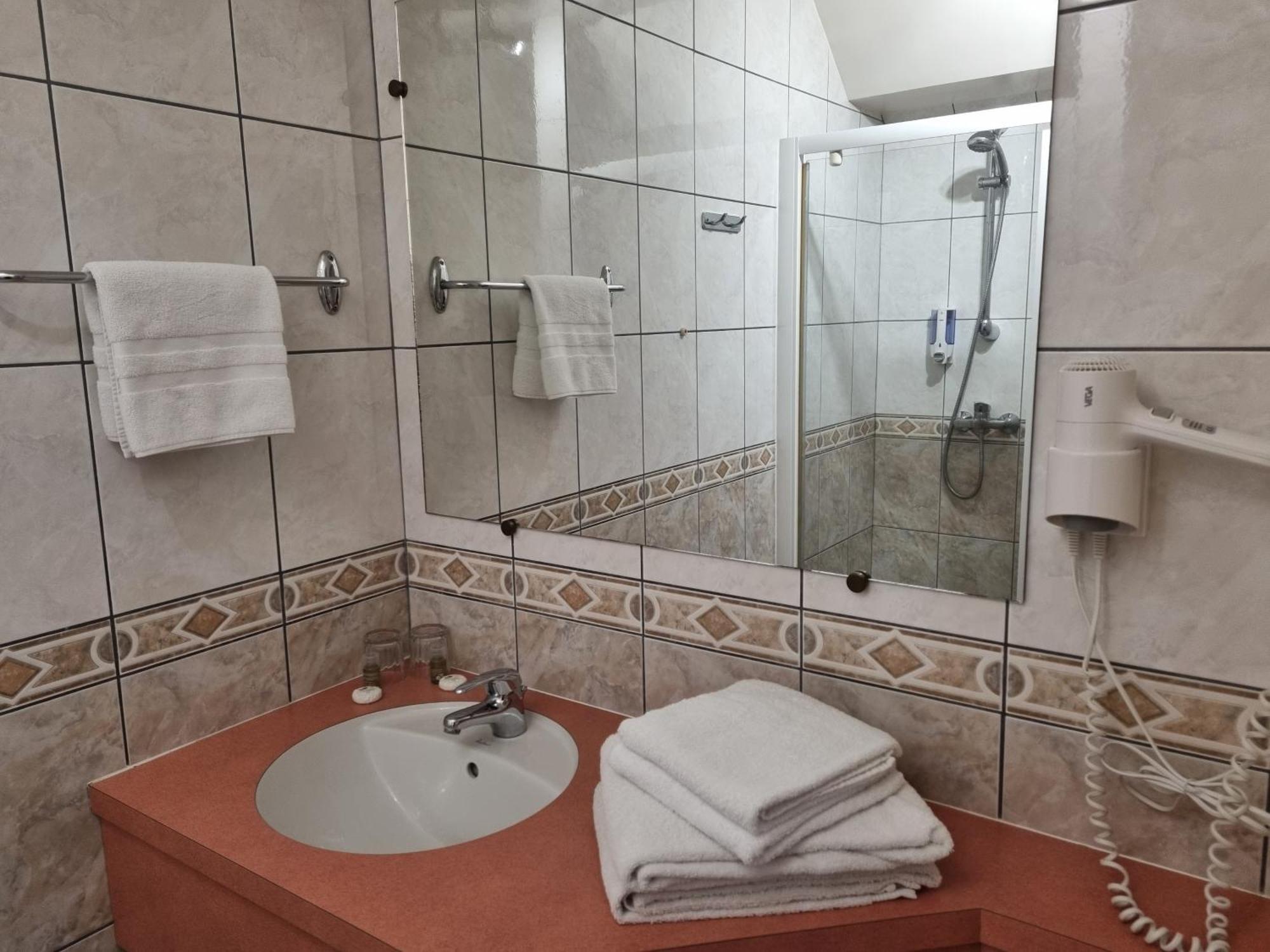 Le Conquerant - Chambres Meublees - Barfleur Esterno foto