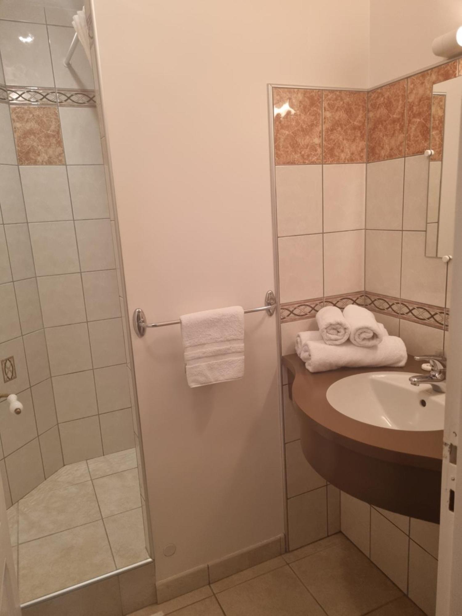 Le Conquerant - Chambres Meublees - Barfleur Esterno foto